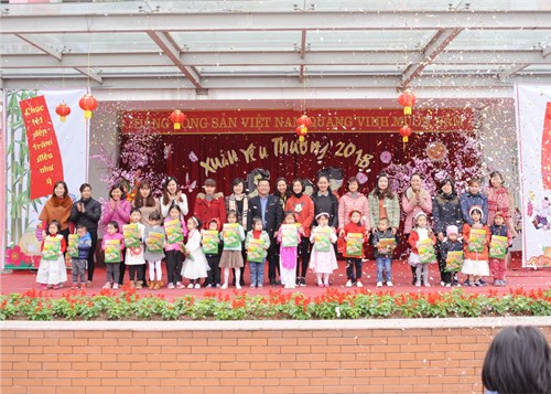 Chương trình Hội chợ ẩm thực, chào xuân và báo cáo sơ kết các hoạt động ngoại khóa năm học 2017- 2018 của trường mầm non Đô Thị Việt Hưng.